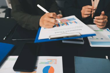 Toplantıdaki iş adamları birlikte planları tartışıyor.