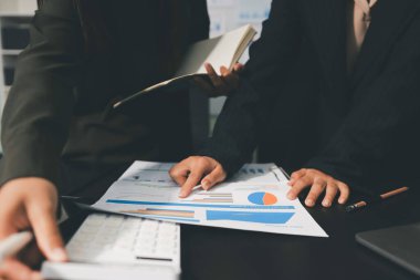 Toplantıdaki iş adamları birlikte planları tartışıyor.