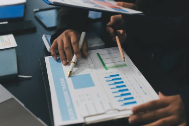 Toplantıdaki iş adamları birlikte planları tartışıyor.