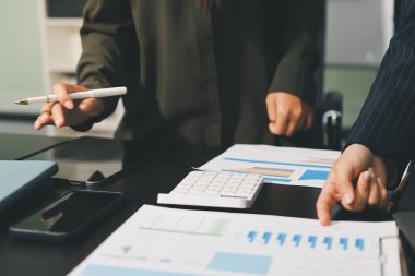 Toplantıdaki iş adamları birlikte planları tartışıyor.