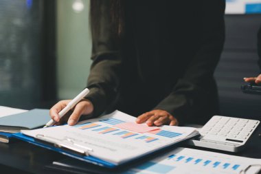 Toplantıdaki iş adamları birlikte planları tartışıyor.