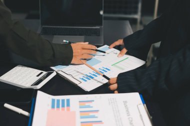 Toplantıdaki iş adamları birlikte planları tartışıyor.