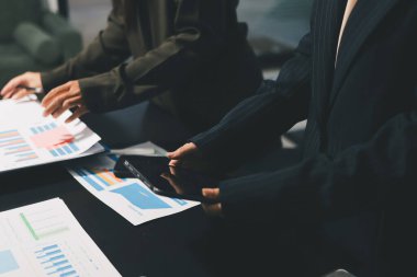 Toplantıdaki iş adamları birlikte planları tartışıyor.