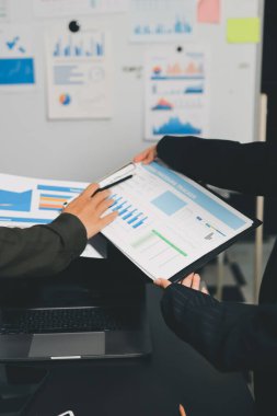 Toplantıdaki iş adamları birlikte planları tartışıyor.