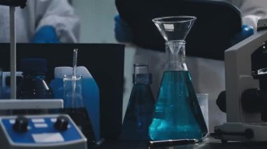 Arka plan için mikroskop ile Bilim tıbbi laboratuvar ekipmanları