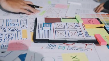 UXUI Tasarım İşbirliği. Modern çalışma alanında dijital projeyi tartışan profesyoneller.