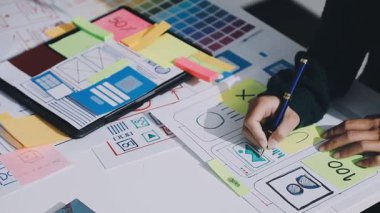 UXUI Tasarım İşbirliği. Modern çalışma alanında dijital projeyi tartışan profesyoneller.