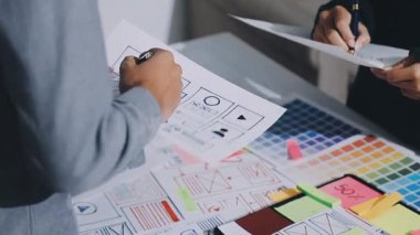 UXUI Tasarım İşbirliği. Modern çalışma alanında dijital projeyi tartışan profesyoneller.