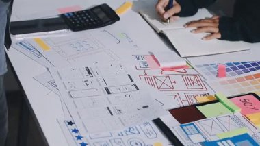 UXUI Tasarım İşbirliği. Modern çalışma alanında dijital projeyi tartışan profesyoneller.