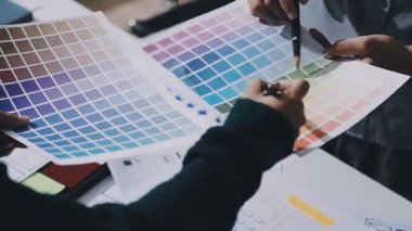 UXUI Tasarım İşbirliği. Modern çalışma alanında dijital projeyi tartışan profesyoneller.