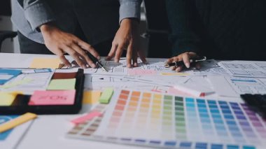 UXUI Tasarım İşbirliği. Modern çalışma alanında dijital projeyi tartışan profesyoneller.