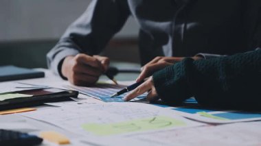 UXUI Tasarım İşbirliği. Modern çalışma alanında dijital projeyi tartışan profesyoneller.