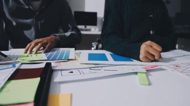 UXUI Tasarım İşbirliği. Modern çalışma alanında dijital projeyi tartışan profesyoneller.