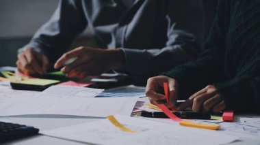 UXUI Tasarım İşbirliği. Modern çalışma alanında dijital projeyi tartışan profesyoneller.