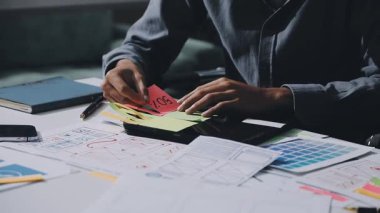 UXUI Tasarım İşbirliği. Modern çalışma alanında dijital projeyi tartışan profesyoneller.