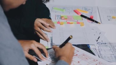 UXUI Tasarım İşbirliği. Modern çalışma alanında dijital projeyi tartışan profesyoneller.