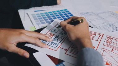 UXUI Tasarım İşbirliği. Modern çalışma alanında dijital projeyi tartışan profesyoneller.