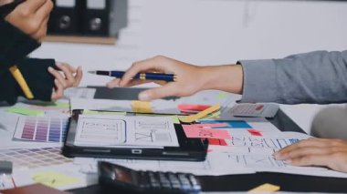 UXUI Tasarım İşbirliği. Modern çalışma alanında dijital projeyi tartışan profesyoneller.