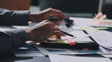 UXUI Tasarım İşbirliği. Modern çalışma alanında dijital projeyi tartışan profesyoneller.