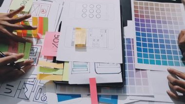 UXUI Tasarım İşbirliği. Modern çalışma alanında dijital projeyi tartışan profesyoneller.