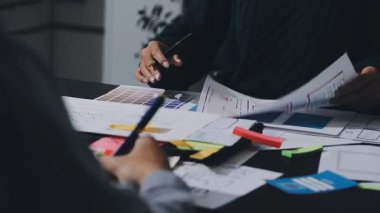 UXUI Tasarım İşbirliği. Modern çalışma alanında dijital projeyi tartışan profesyoneller.