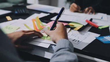 UXUI Tasarım İşbirliği. Modern çalışma alanında dijital projeyi tartışan profesyoneller.