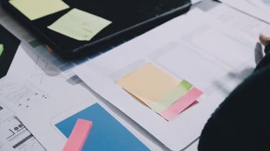 UXUI Tasarım İşbirliği. Modern çalışma alanında dijital projeyi tartışan profesyoneller.