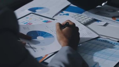 UXUI Tasarım İşbirliği. Modern çalışma alanında dijital projeyi tartışan profesyoneller.