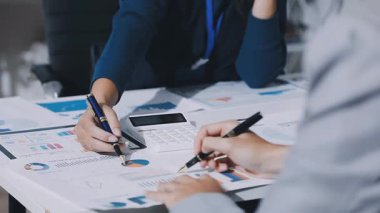 UXUI Tasarım İşbirliği. Modern çalışma alanında dijital projeyi tartışan profesyoneller.