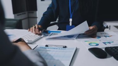 UXUI Tasarım İşbirliği. Modern çalışma alanında dijital projeyi tartışan profesyoneller.