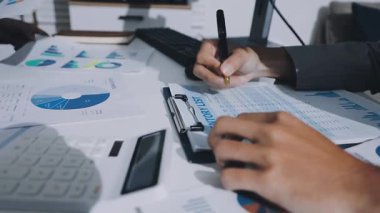 UXUI Tasarım İşbirliği. Modern çalışma alanında dijital projeyi tartışan profesyoneller.