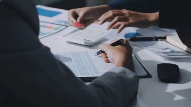 UXUI Tasarım İşbirliği. Modern çalışma alanında dijital projeyi tartışan profesyoneller.