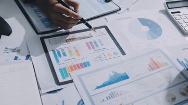 UXUI Tasarım İşbirliği. Modern çalışma alanında dijital projeyi tartışan profesyoneller.