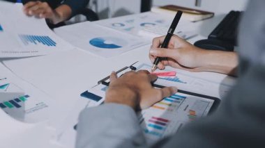 UXUI Tasarım İşbirliği. Modern çalışma alanında dijital projeyi tartışan profesyoneller.