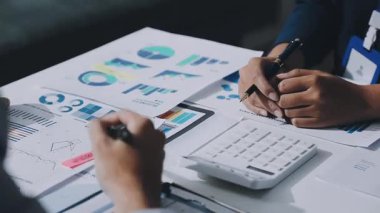 UXUI Tasarım İşbirliği. Modern çalışma alanında dijital projeyi tartışan profesyoneller.