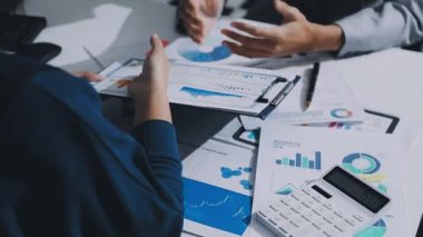 UXUI Tasarım İşbirliği. Modern çalışma alanında dijital projeyi tartışan profesyoneller.