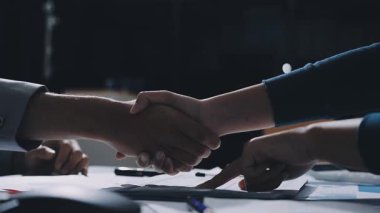 UXUI Tasarım İşbirliği. Modern çalışma alanında dijital projeyi tartışan profesyoneller.