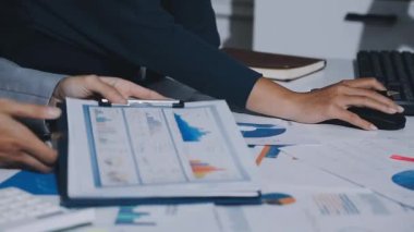 UXUI Tasarım İşbirliği. Modern çalışma alanında dijital projeyi tartışan profesyoneller.