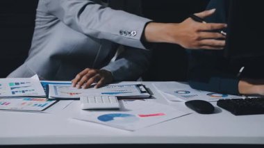 UXUI Tasarım İşbirliği. Modern çalışma alanında dijital projeyi tartışan profesyoneller.