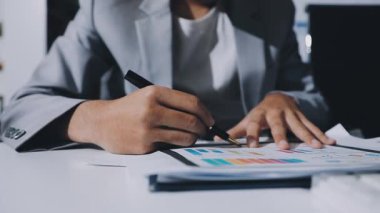 UXUI Tasarım İşbirliği. Modern çalışma alanında dijital projeyi tartışan profesyoneller.