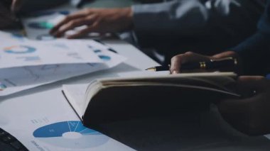 UXUI Tasarım İşbirliği. Modern çalışma alanında dijital projeyi tartışan profesyoneller.