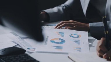 UXUI Tasarım İşbirliği. Modern çalışma alanında dijital projeyi tartışan profesyoneller.