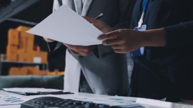 UXUI Tasarım İşbirliği. Modern çalışma alanında dijital projeyi tartışan profesyoneller.