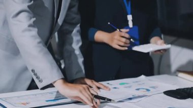 UXUI Tasarım İşbirliği. Modern çalışma alanında dijital projeyi tartışan profesyoneller.