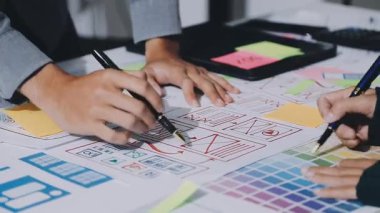 UXUI Tasarım İşbirliği. Modern çalışma alanında dijital projeyi tartışan profesyoneller.