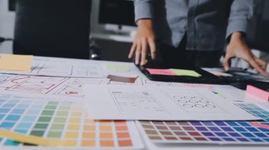 UXUI Tasarım İşbirliği. Modern çalışma alanında dijital projeyi tartışan profesyoneller.