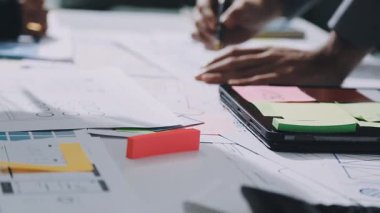 UXUI Tasarım İşbirliği. Modern çalışma alanında dijital projeyi tartışan profesyoneller.