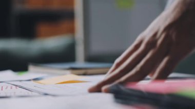 UXUI Tasarım İşbirliği. Modern çalışma alanında dijital projeyi tartışan profesyoneller.