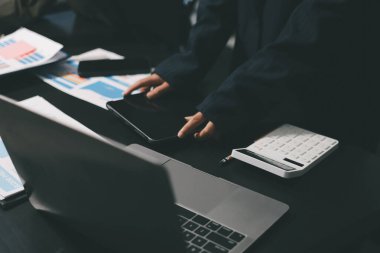 Toplantıdaki iş adamları birlikte planları tartışıyor.