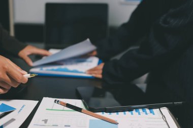 Toplantıdaki iş adamları birlikte planları tartışıyor.